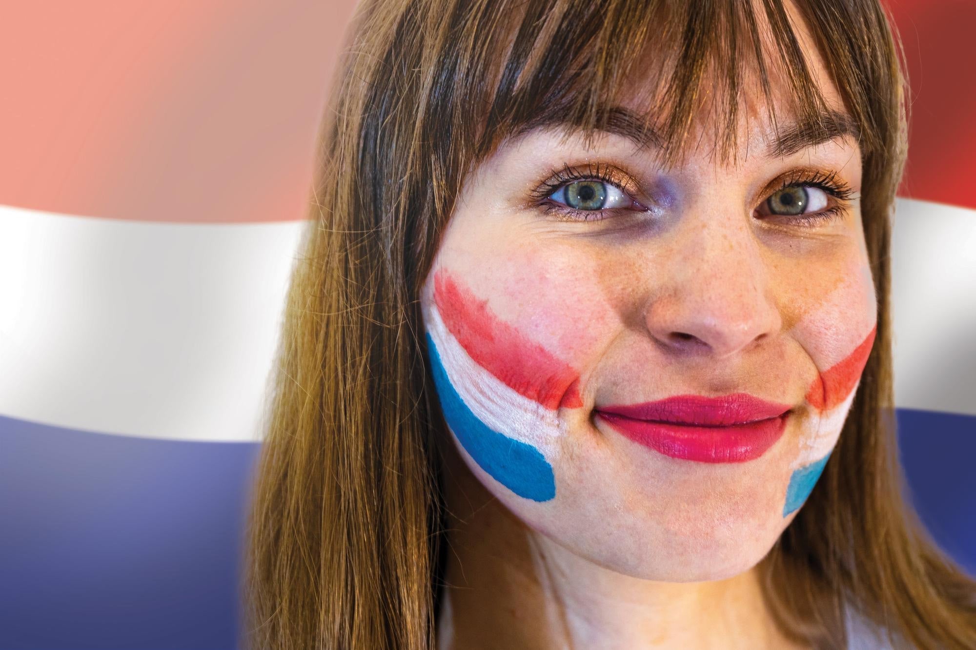 kinderen met koningsdag schmink in oranje kleuren tijdens een feestelijke koningsdag