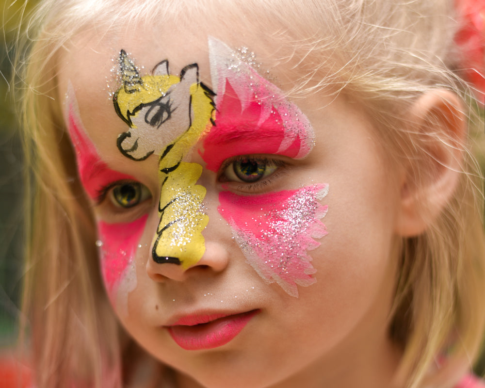 Close-up van glitter schmink op kinderwang