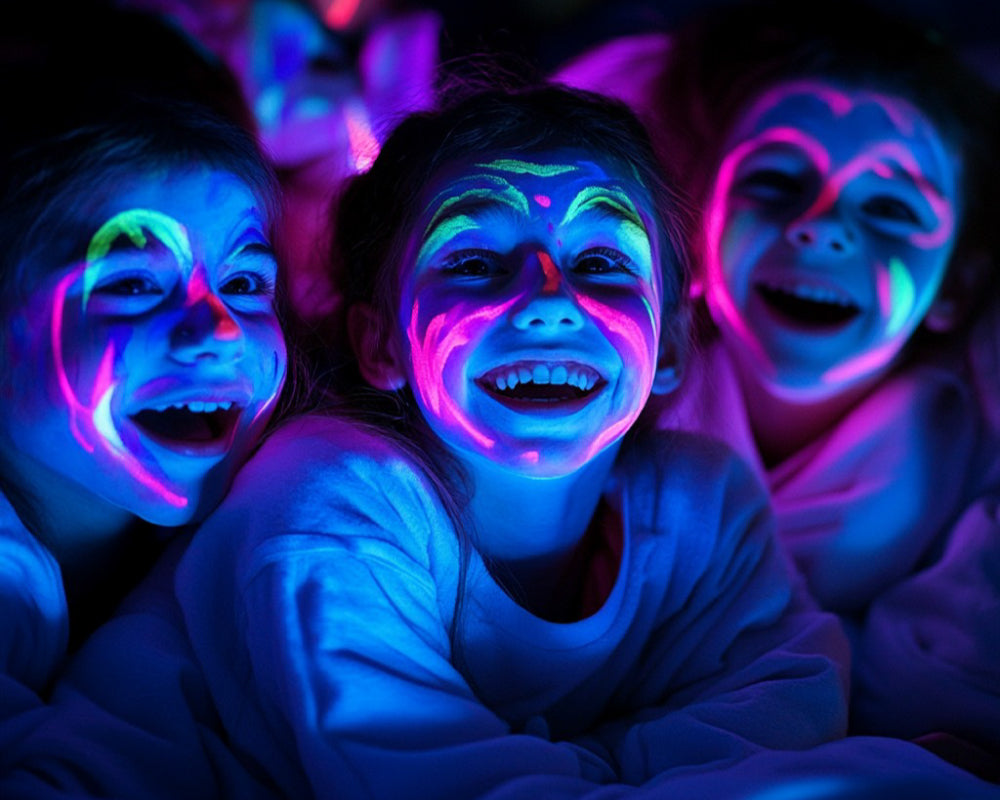Kinderen met glow in the dark schmink die oplicht onder blacklight tijdens een feestje