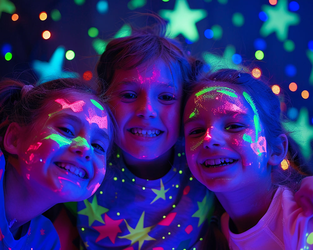 Kinderen met fel oplichtende neon schmink onder blacklight