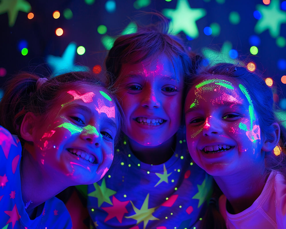 Vrolijk geschminkte gezichten met neon schmink in felle kleuren op een kinderfeestje