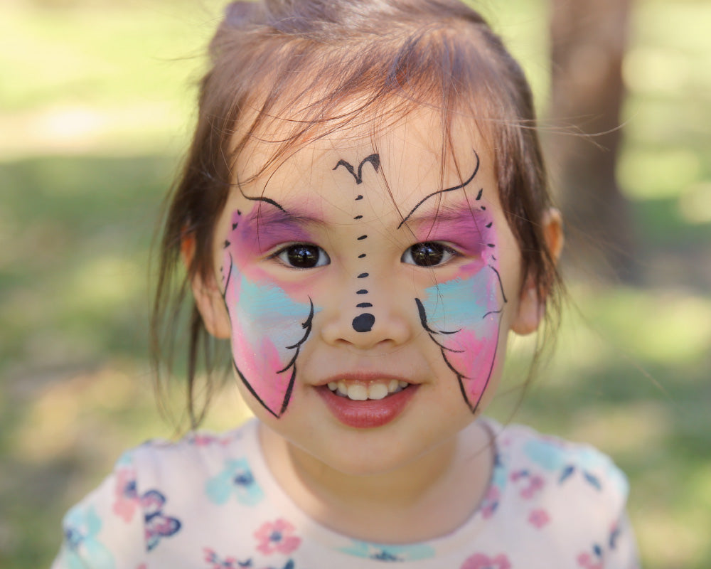 Close-up van gezicht beschilderd met pastel schmink in zachte kleuren roze, blauw en lavendel