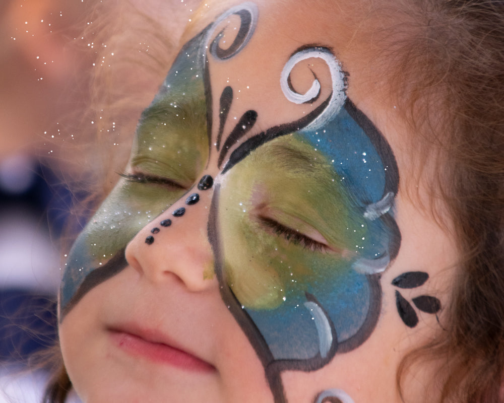 Close-up van gezicht met kleurrijke schmink en glinsterende schmink glitters
