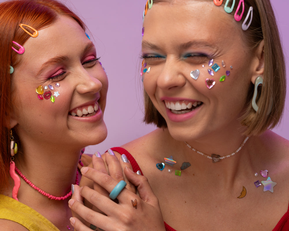 Kinderen met schmink glitters op het gezicht tijdens een vrolijk kinderfeestje