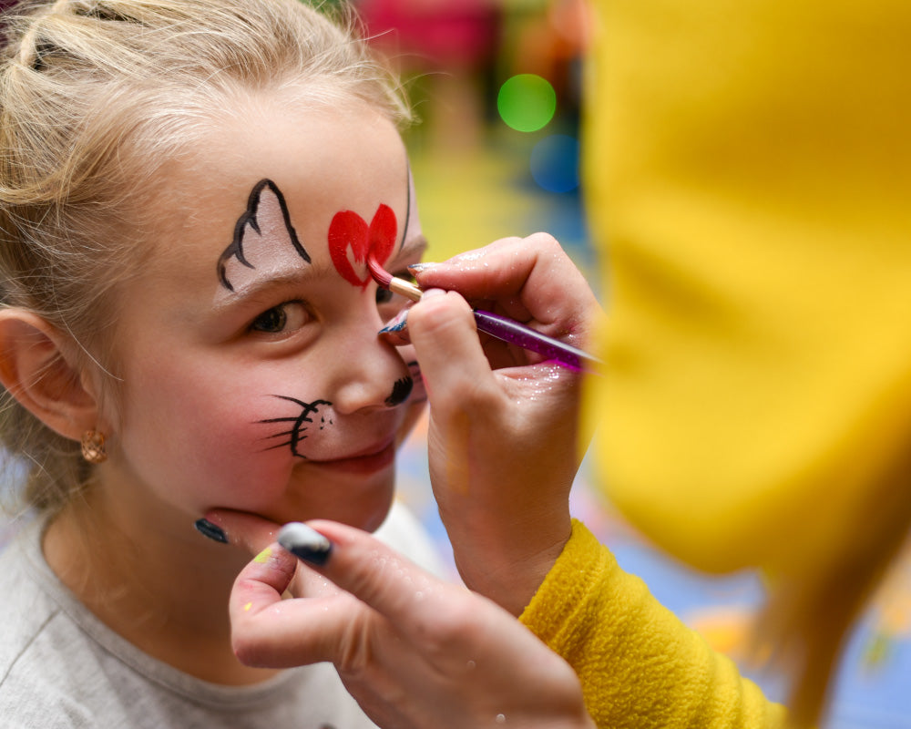 Schmink op oliebasis aanbrengen met spons op gezicht voor een dekkende kleurlaag
