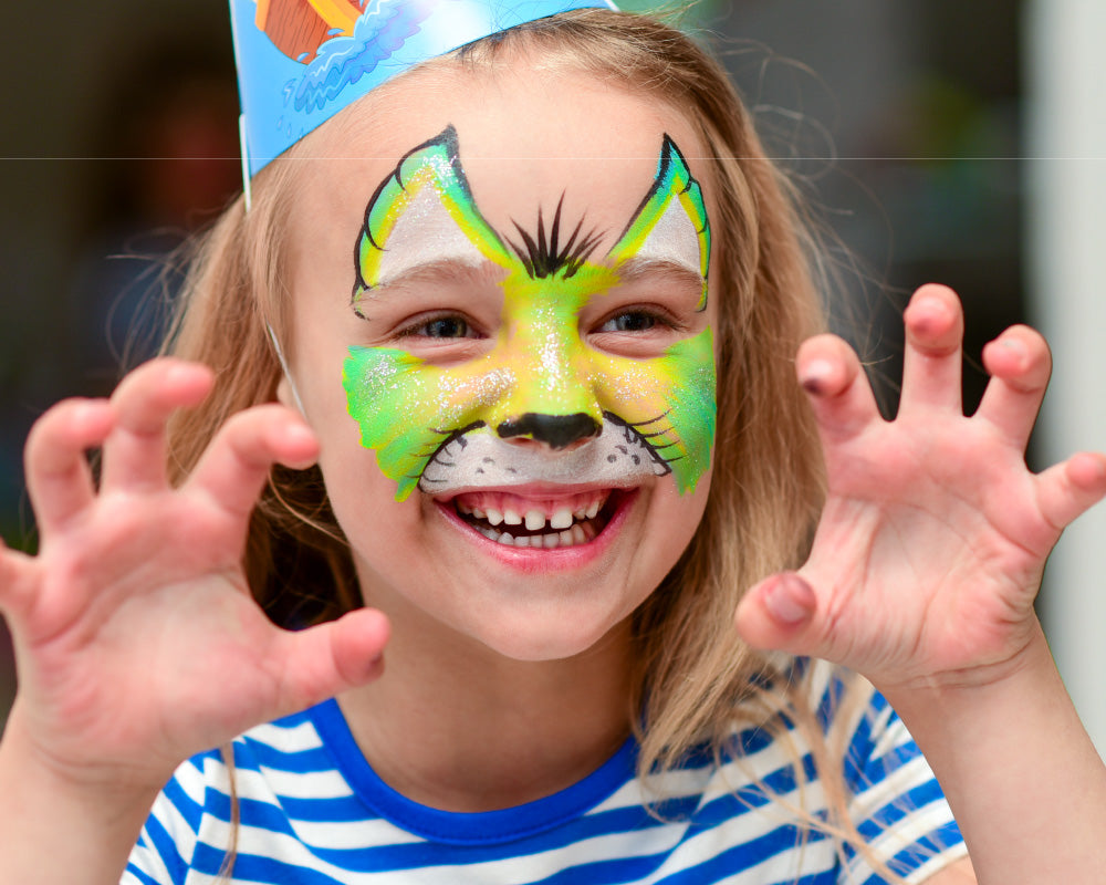 Voorbeeld van schmink op oliebasis met heldere kleuren op kinder­gezicht