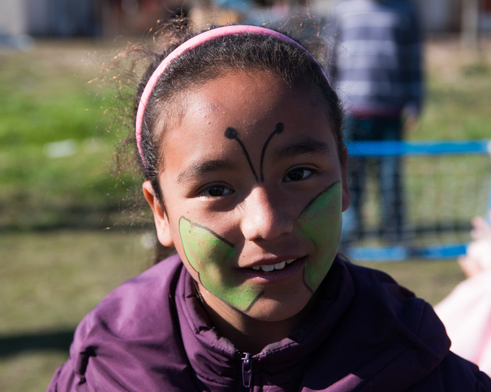 Close-up van pastel schmink details op kinderwang