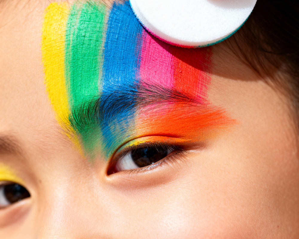 Splitcake aangebracht met schmink sponsjes rond