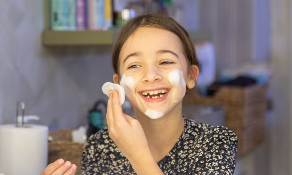 Kind wast eenvoudig schmink op waterbasis van het gezicht