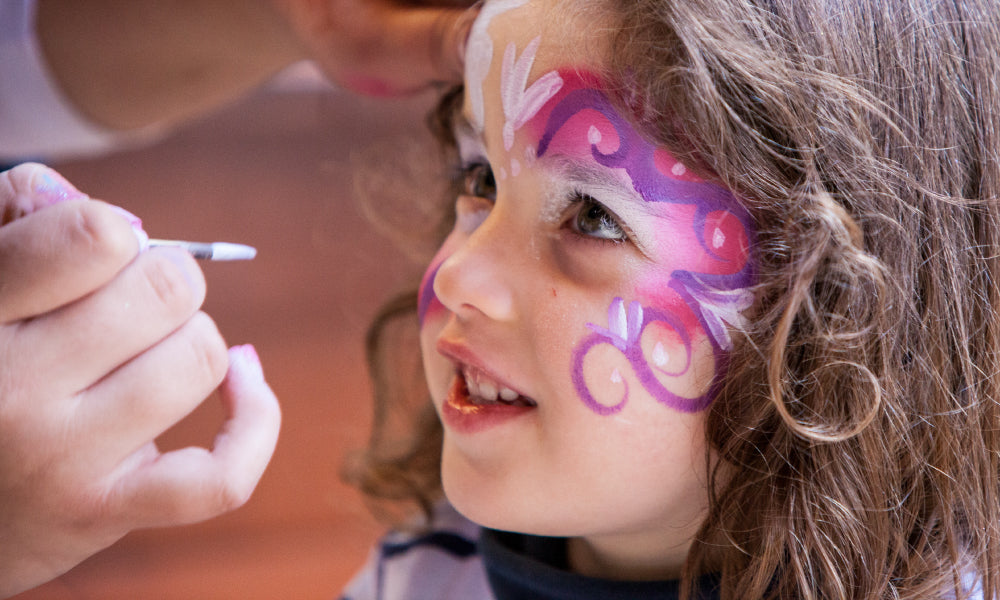 Kind wordt geschminkt met veilige schmink op waterbasis