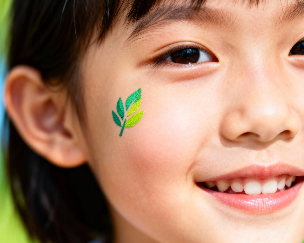 Meisje met bloemschmink gemaakt met schmink sjablonen bloemen en dieren