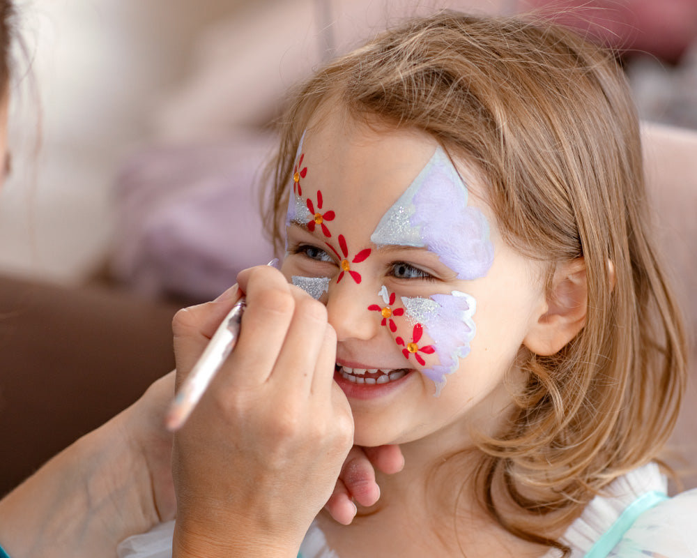 Close-up van gezicht met vlinderdesign gemaakt met schmink op waterbasis