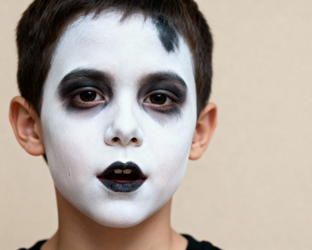 Kindergezicht geschminkt met witte schmink als spook